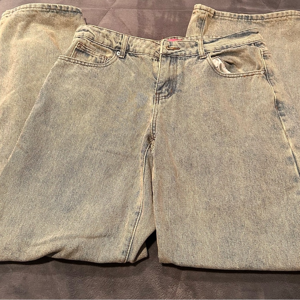 Acidic washed jeans